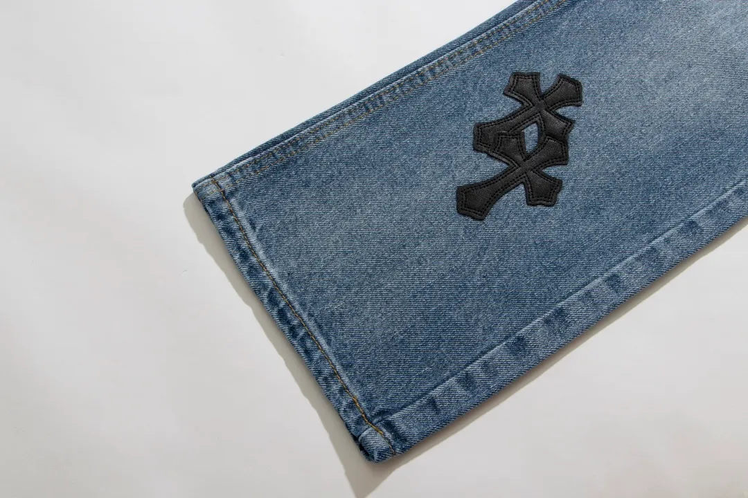 P206 [Next day] Chrome Heart Cross patch leather jeans Top heavy washing process Calf leather laser cut cross Distressed silver hardware Straight version slimming the upper body High-end customized version Official guide price: ***** Color: blue and black leather Size: 28 30 32 34 (s-XL) Detailed sizes can be found in Figure 9